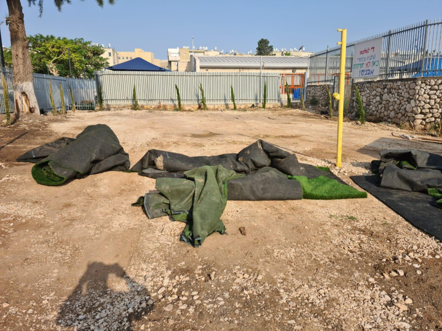 اللد: مستوطنون يعيثون فساداً في الساحة المجاورة لمدرسة الرازي الابتدائية